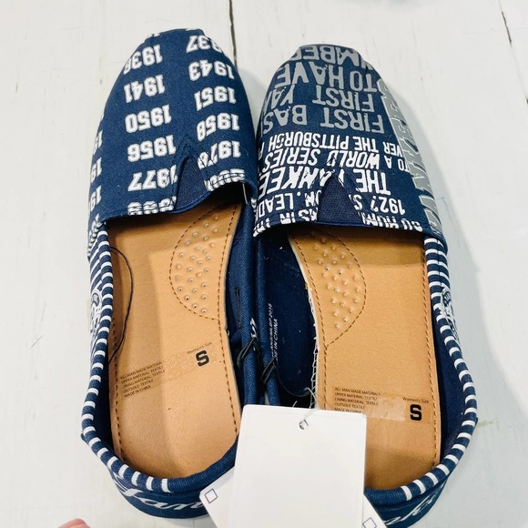 NWT New York Yankees Canvas Slip on Shoes - Size S (5/6) - Picture 10 of 12